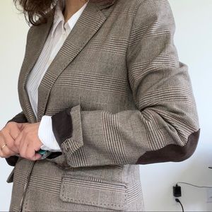Checked tweed easy-to-wear blazer. It's cut to an easy relaxed fit.